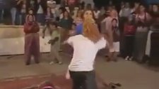 Düğünde Nispet Yaparak Göbek Atan Kızların Kavgası