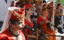 Van - Akdamar'da Ayin Sonrası Ermenice İlahiler Ve Dengbej Kadınlardan Kürtçe Şarkılar