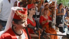 Van - Akdamar'da Ayin Sonrası Ermenice İlahiler Ve Dengbej Kadınlardan Kürtçe Şarkılar