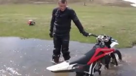 Fütursuzca Gülen Motorkrosçu 2