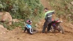 Fütursuzca Gülen Motorkrosçu 3