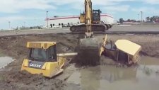 Çamura Batan 2 Dozeri Excavator Kurtarıyor