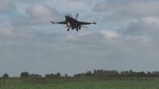 Türk F-16 Pilotunun Alçak Geçişi Abartarak Yaptığı Hava Şovu