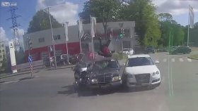 Kuş Gibi Arabanın Üzerine Konan Motosikletli 2