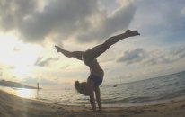 Yoga Koh Samui Kumsalında: Handstand Splits
