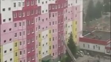 İtfaiyecinin Kurtarmak İstediği Kadını Yere Düşürmesi