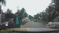 Trafikte Silah Çekip Dayak Yiyen Adam