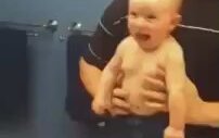 Babasına Kas Gösterisi Yapan Bebek