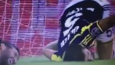 Sürünerek Saha İçine Yuvarlanan Fenerbahçeli Futbolcular