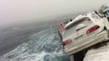 Fırtınada gemiden denize düşen 2.el arabalar
