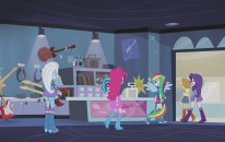 Equestria Girls Rainbow Rocks - Rainbow Dash Gitarını Seçiyor