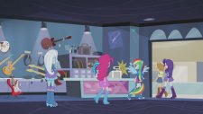 Equestria Girls Rainbow Rocks - Rainbow Dash Gitarını Seçiyor