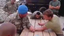 Türk Askerinin Bileğini Bükemeyince Öptü