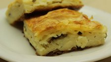 Kolay Yalancı Su Böreği Tarifi - Hazır Yukayla Peynirli Börek