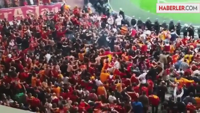UEFA Meşaleler Nedeniyle Galatasaray'a 50 Bin Euro Para Cezası Verdi