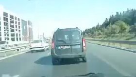 Trafikte Giderken Makas Atayım Derken Takla Atan Kızlar