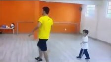 Çocuğun Müthiş Dansı