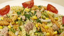 Ton Balıklı Mısırlı Kolay Sebzeli Makarna Salatası Tarifi