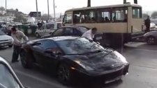 İstanbul Trafiğinde Lamborghini İtekleyen İnsanlar