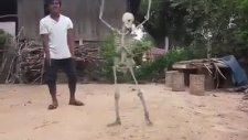 Siz Hiç İskeletle Dans Ettiniz Mi?