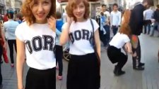 Taksim'de Eşofman İndiren Çılgın Kızlar
