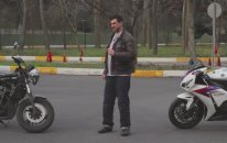 Motosiklette Tek Teker Hareketi - Altın Elbiseli Adam