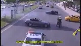 Polisin Önünde S2000 Yanlamak
