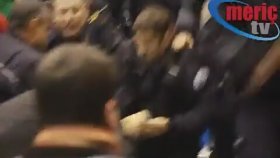 Astım Krizi Geçiren Taraftarı Döven Polis