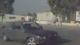 Aynı Anda 2 Otomobili İdare Eden Adam
