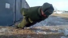 Ellerini Kullanmadan Şınav Çeken Rus Askeri