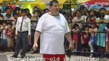 Kafasıyla Araba Kaldıran Adam