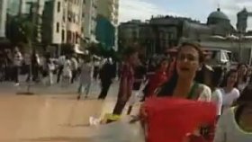 Taksim'de Yürüyüş Yapan Justin Bieber Hayranları