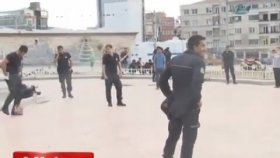 Polislerin Taksim Meydanında Top Oynaması