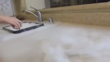 Kaynar Suya Kuru Buz (Katı Karbondioksit) Atan Ruslar
