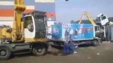 20 Dakika Yolu Kapattı Diye Kamyoneti Vinçle Parçalamak
