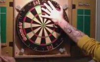 Dart Tahtasına Elini Koyan Beyin Fukarası