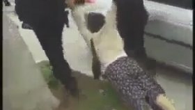 Polisin Eylemciyi Merdivenlerden Sürüklemesi