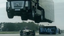 Formula 1 Aracının Üstünden Atlayan TIR