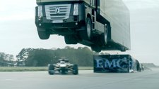 Formula 1 aracının üzerinden uçan TIR rekor kırıldı
