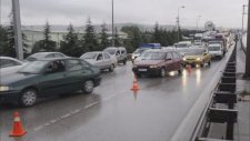 Tır’ın Dorsesi, Bariyerlere Sıkışarak Durabildi