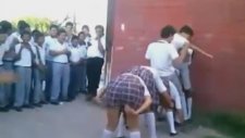 Meksikalı Kız Ve Erkek Öğrencilerin Uzun Eşşek Oynaması!