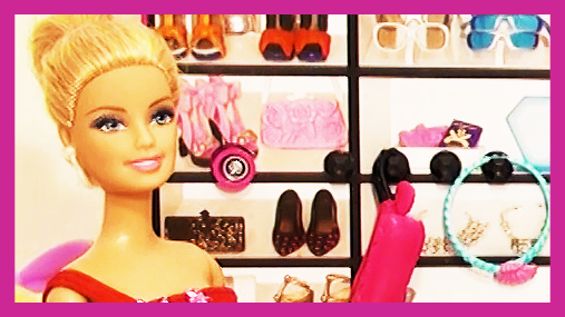 Barbie ve Lara Alışverişe Gidiyor - Barbie Evinde Evcilik Oyunu