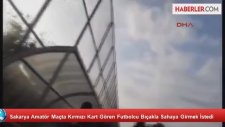 Sakaryadaki Maçta Kırmızı Kart Gören Futbolcu, Sahaya Bıçakla Girdi
