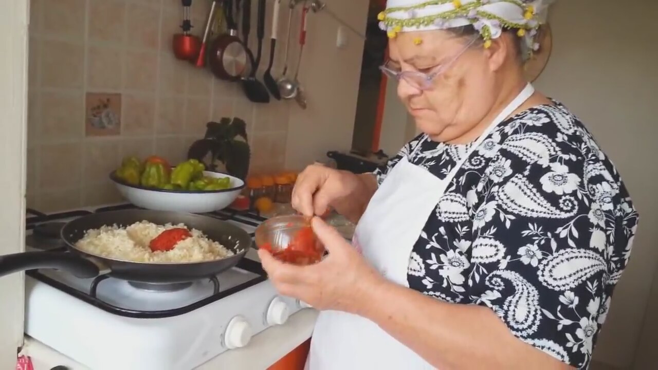 Zeytinyağlı Biber Dolması Tarifi Videosu Zeytinyağlı Biber Dolması Tarifi Videosu