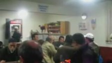 Kahvehanede Torpil Patlatarak Şakalar Komiklikler Yapmak