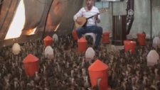 Hindilere Bağlama Çalmak