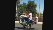 İki Kişi ile Motorsiklet Önü Kaldırmak - Denizli