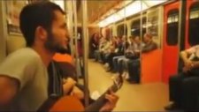 Metroda Gitar Çalan Gence Tepki Göstermek