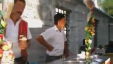 Turist Kızın Dondurmacıyla İmtihanı