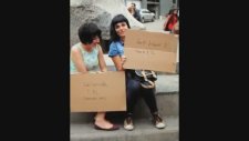 Ankara'da Sarılmak 1 TL Pankartı Açan Kızlar